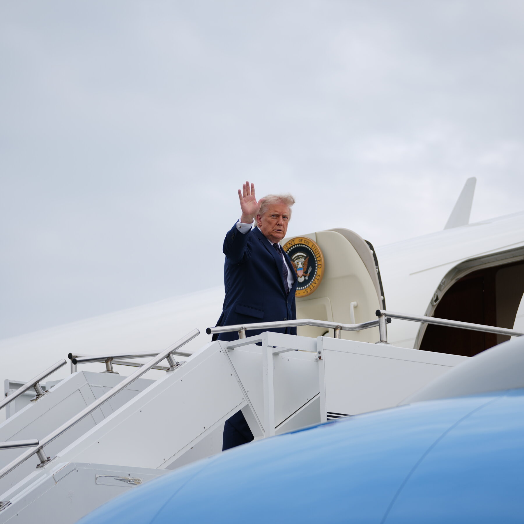 Trump Tartışmalı 1,8 Milyar Dolarlık Fonunu Müttefik Yararları Üzerindeki Tepkiden Sonra Bırakıyor