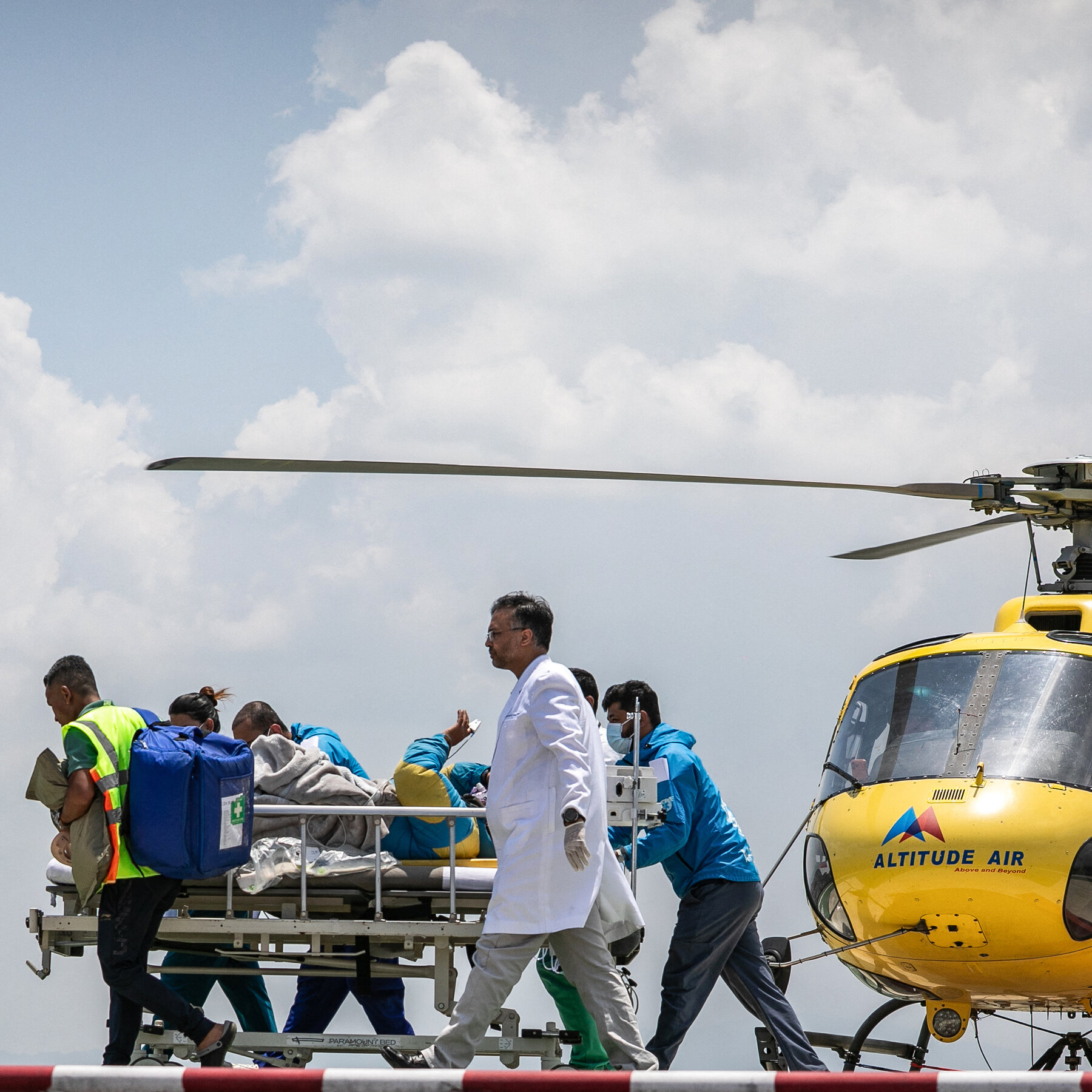 Dawa Sherpa Rescued After Six Days Alone on Everest, Family Claims Abandonment