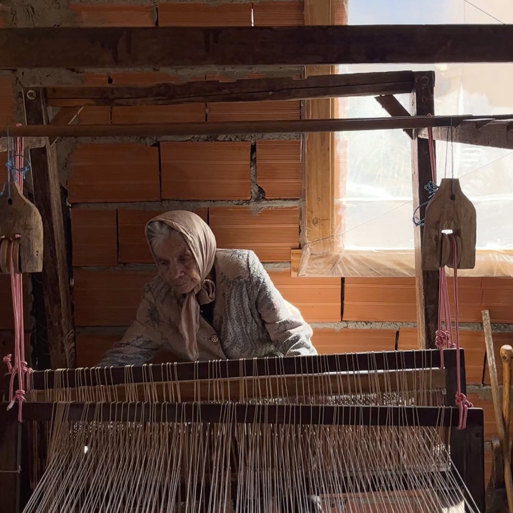 91-Year-Old Venezuelan Weaver Melds Indigenous and Spanish Techniques into Modern Art