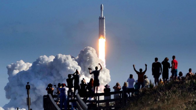 SpaceX'in değeri 2,7 trilyon doları aşarak Amazon'u geride bıraktı