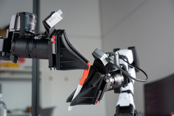 AI laboratuarları XDOF'a çirkin robot veri toplama görevini yaptırıyor