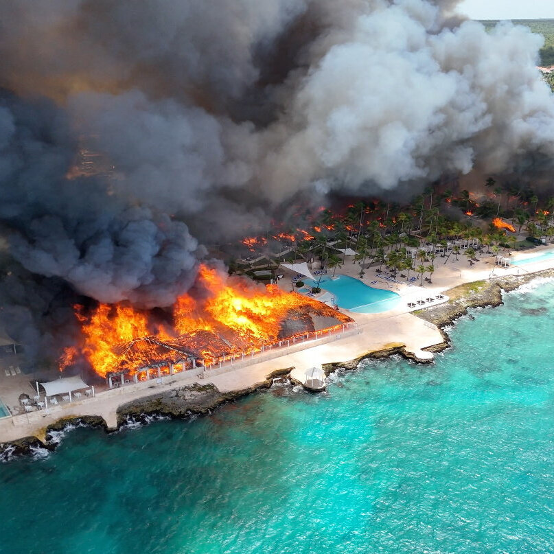 Fire Engulfs Dominican Republic Beach Resort, Killing One and Evacuating 1,700 Guests