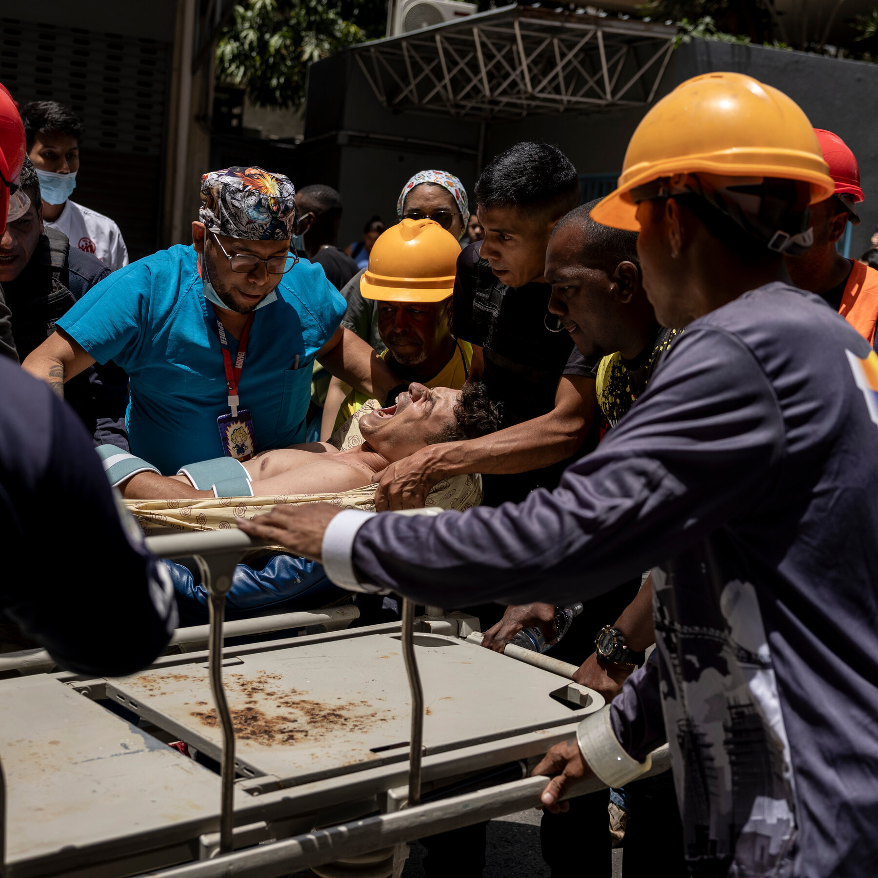 Venezuela'da 100'den fazla ağır makine ile deprem artıklarını temizlemek için görevlendirildi