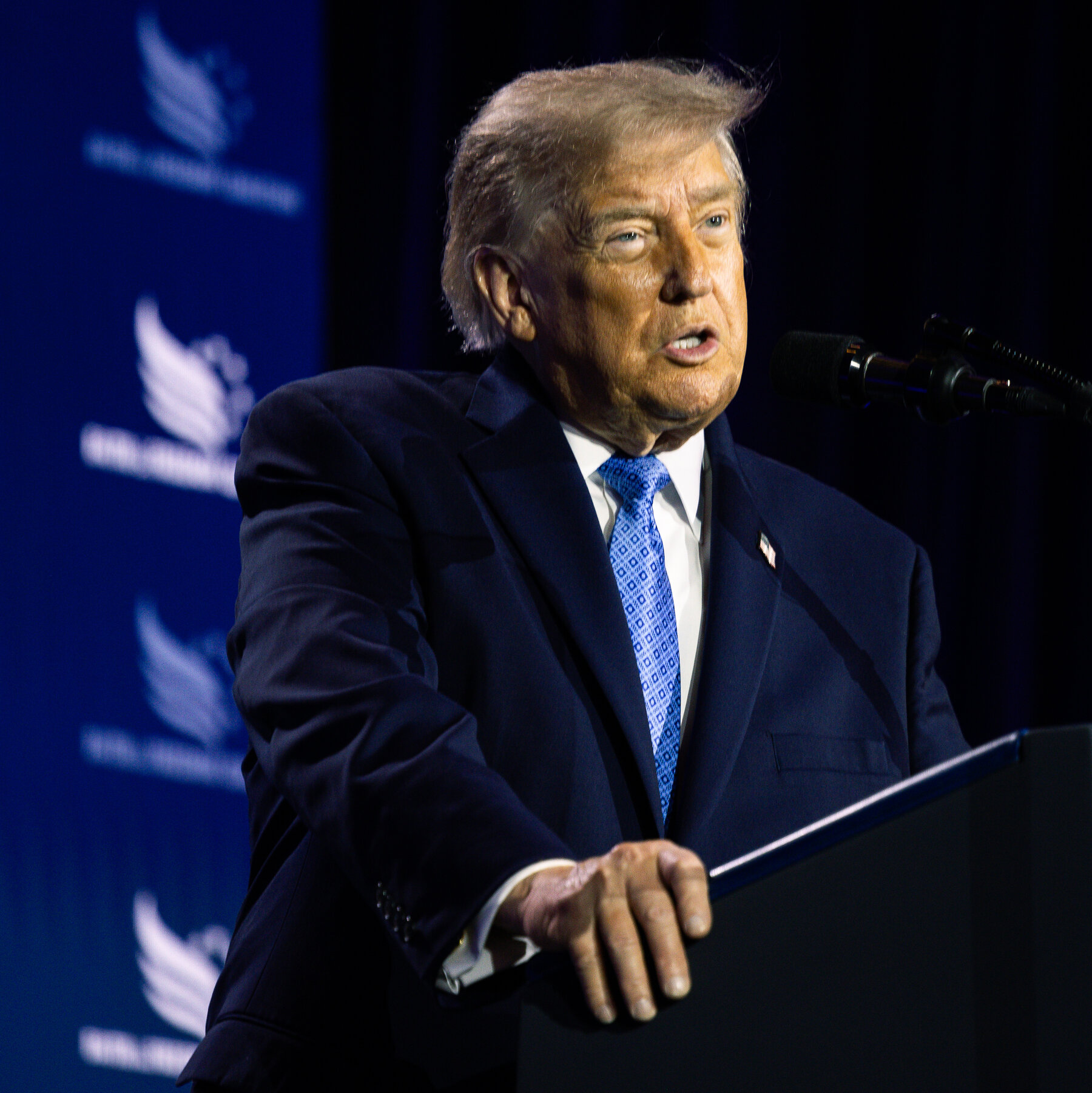 Beyaz Saray, Başkan Trump’ı Öne Çıkan ‘Vatansever Pasaport’ Tasarımını Tanıttı