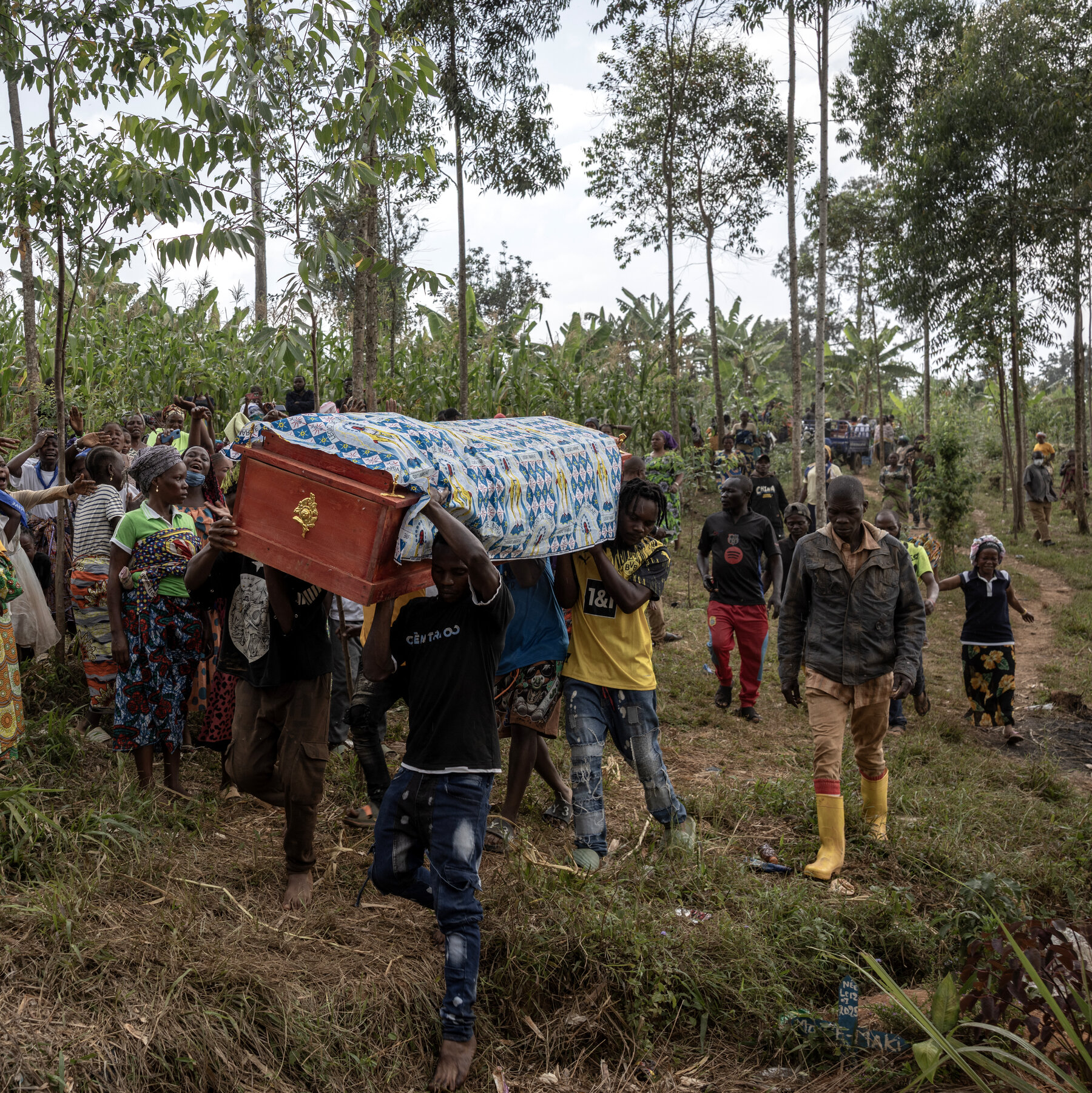 Güvensiz Definler Kongo Kasabasında Ebola Kontrolünü Tehdit Ediyor