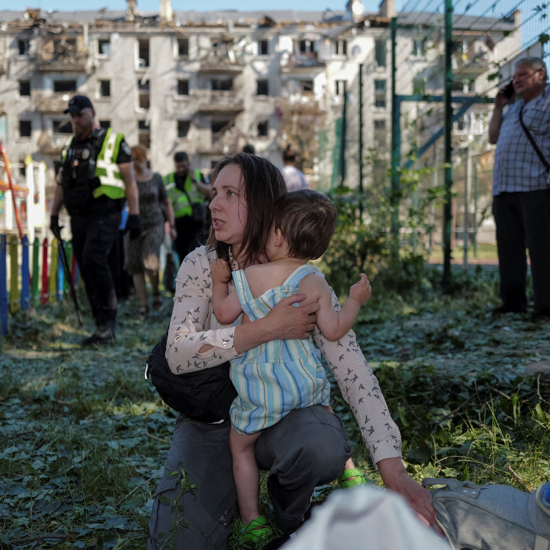 Kiev Sakinleri, Rus Saldırısının Ölümcül Gecesinin Ardından Yeniden İnşa Ediyor