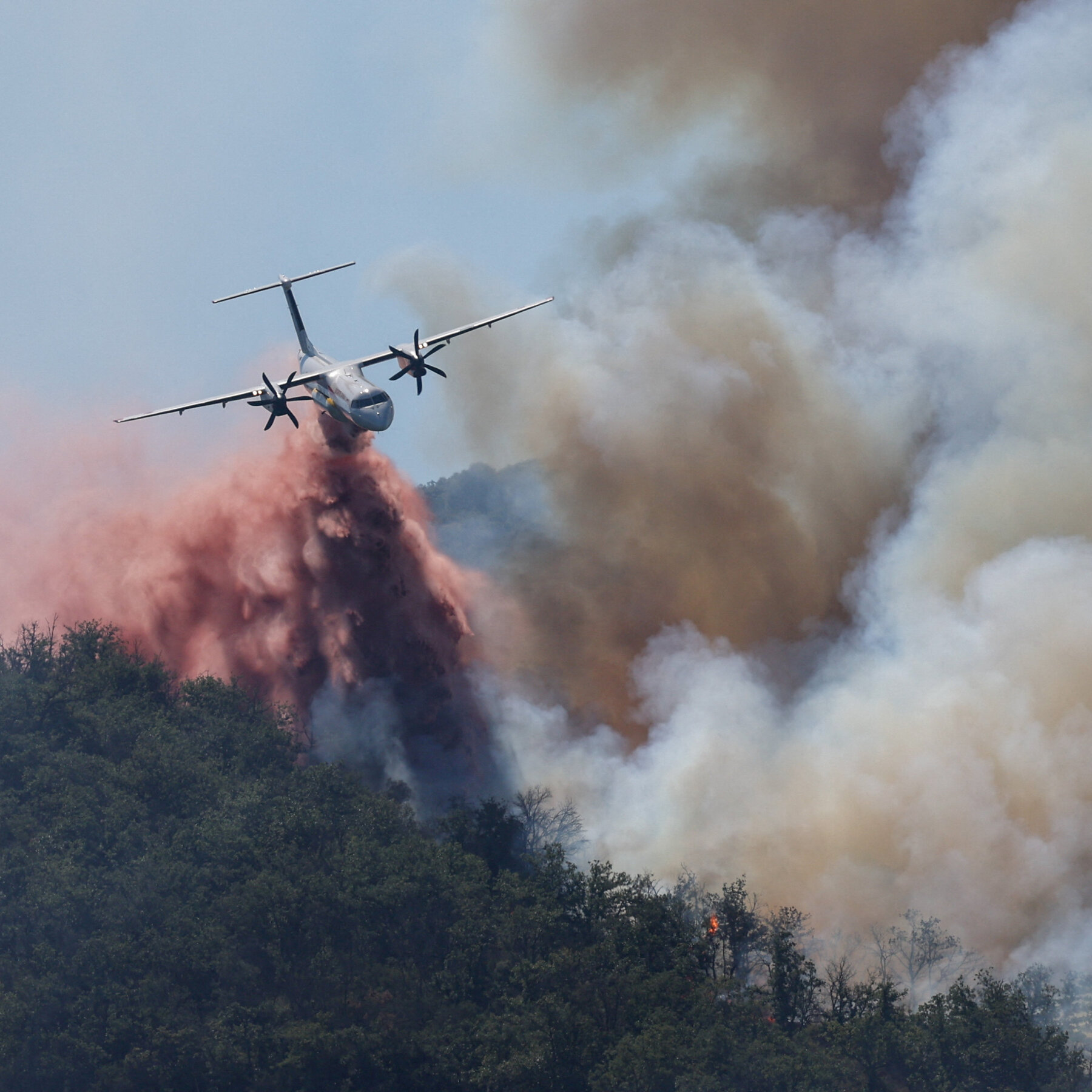 Batı Fransa'nın Pyrenees Bölgesi'nde Yıkıcı Yangınlar Yüzbinlerce Kişiyi Evakuatladı
