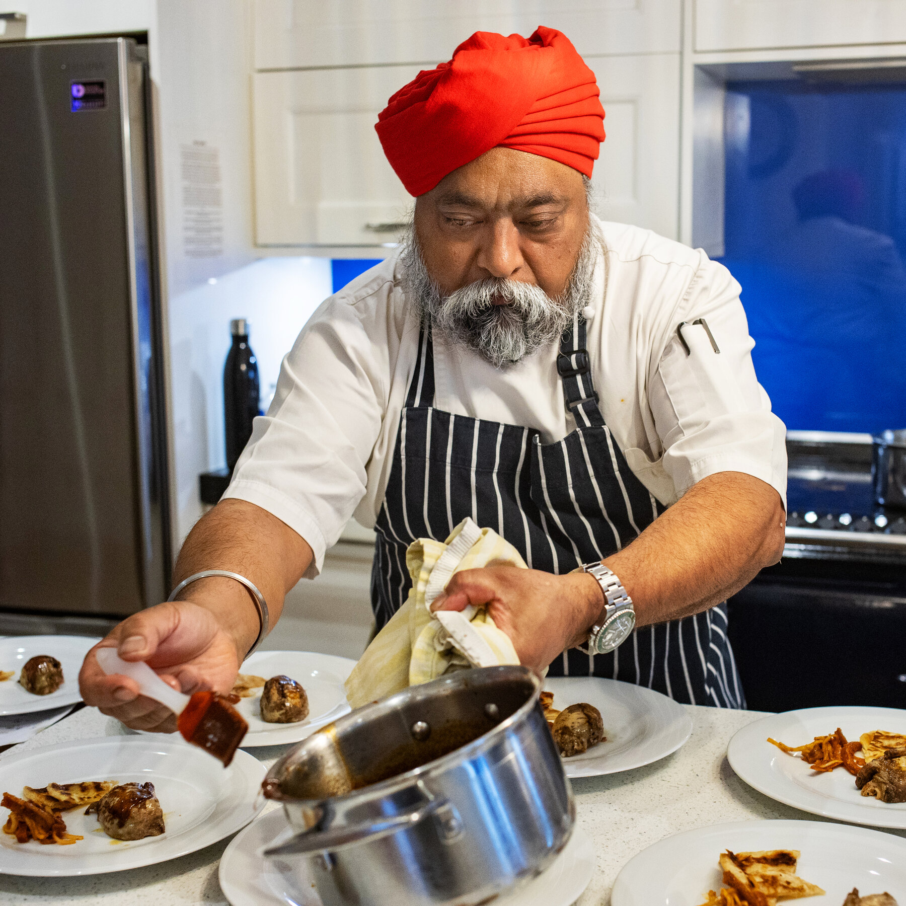 Yazar, Şef Tony Singh ile Gümüş Göklerde 9 Kurslu Highland Yemeği Yaptı