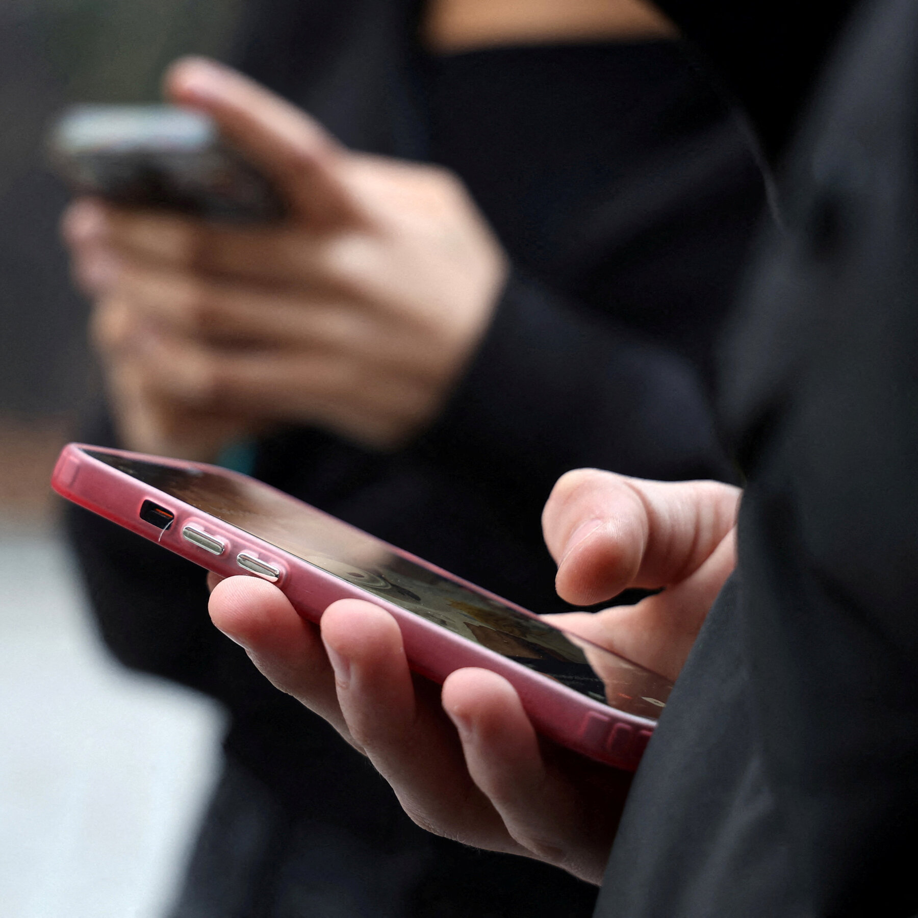 France prepares to ban social media access for users under 15 under pioneering law