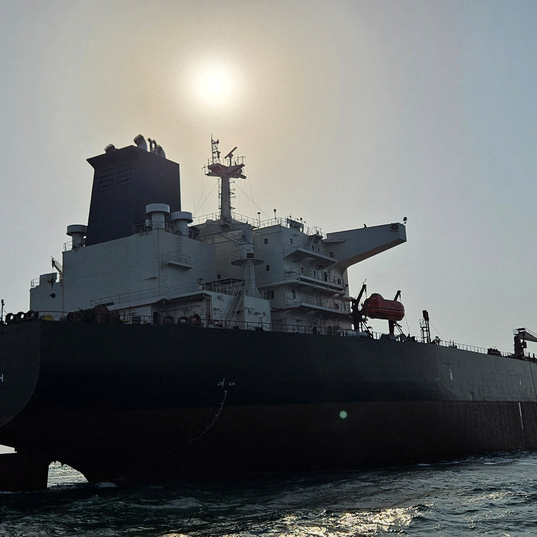 Kızıl Deniz'de Suudi Tankerlere Saldırılar, Ham Petrol Fiyatını 100 Doların Üstüne Çekti