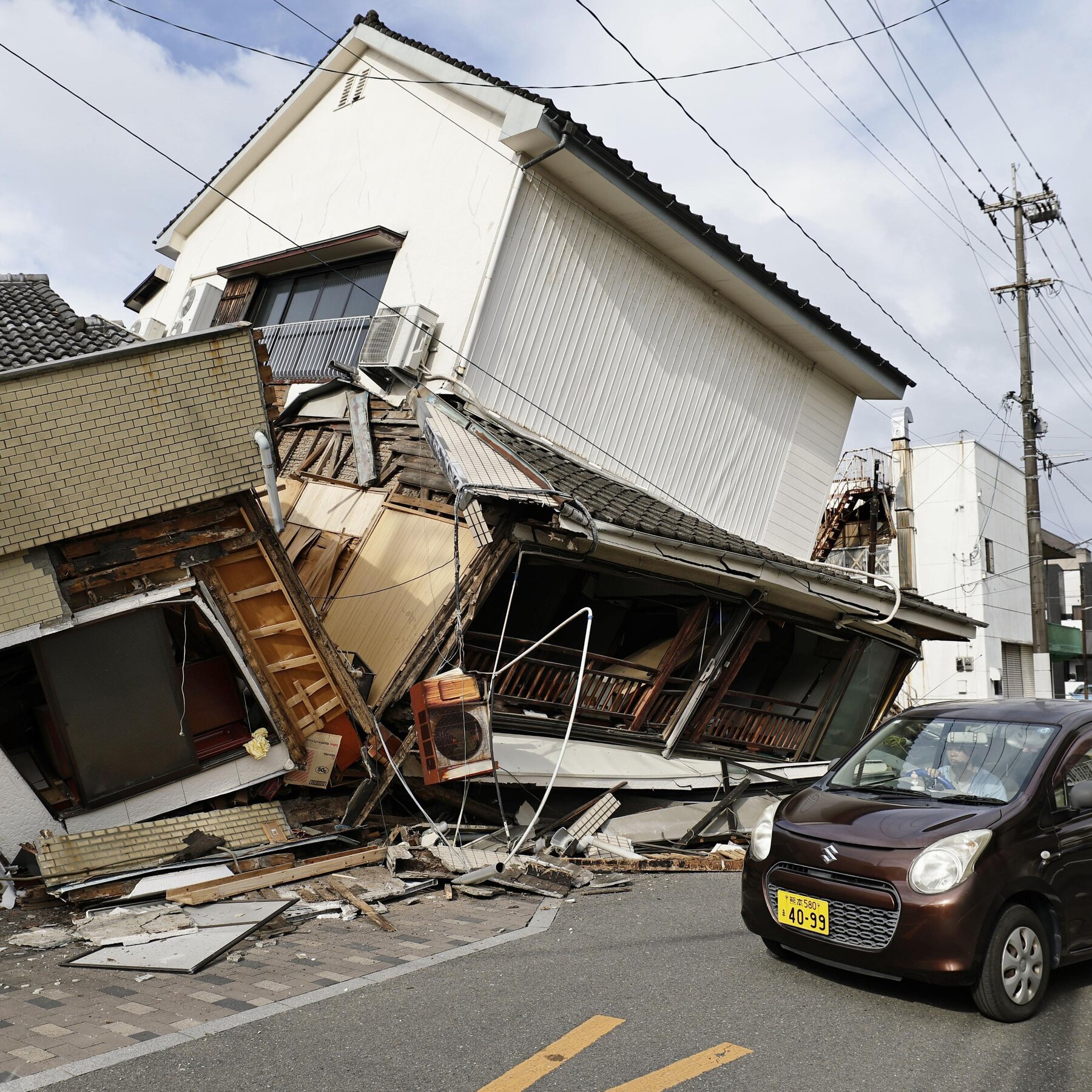 Kumamoto'da 6,8 büyüklüğünde deprem: 13 ölü