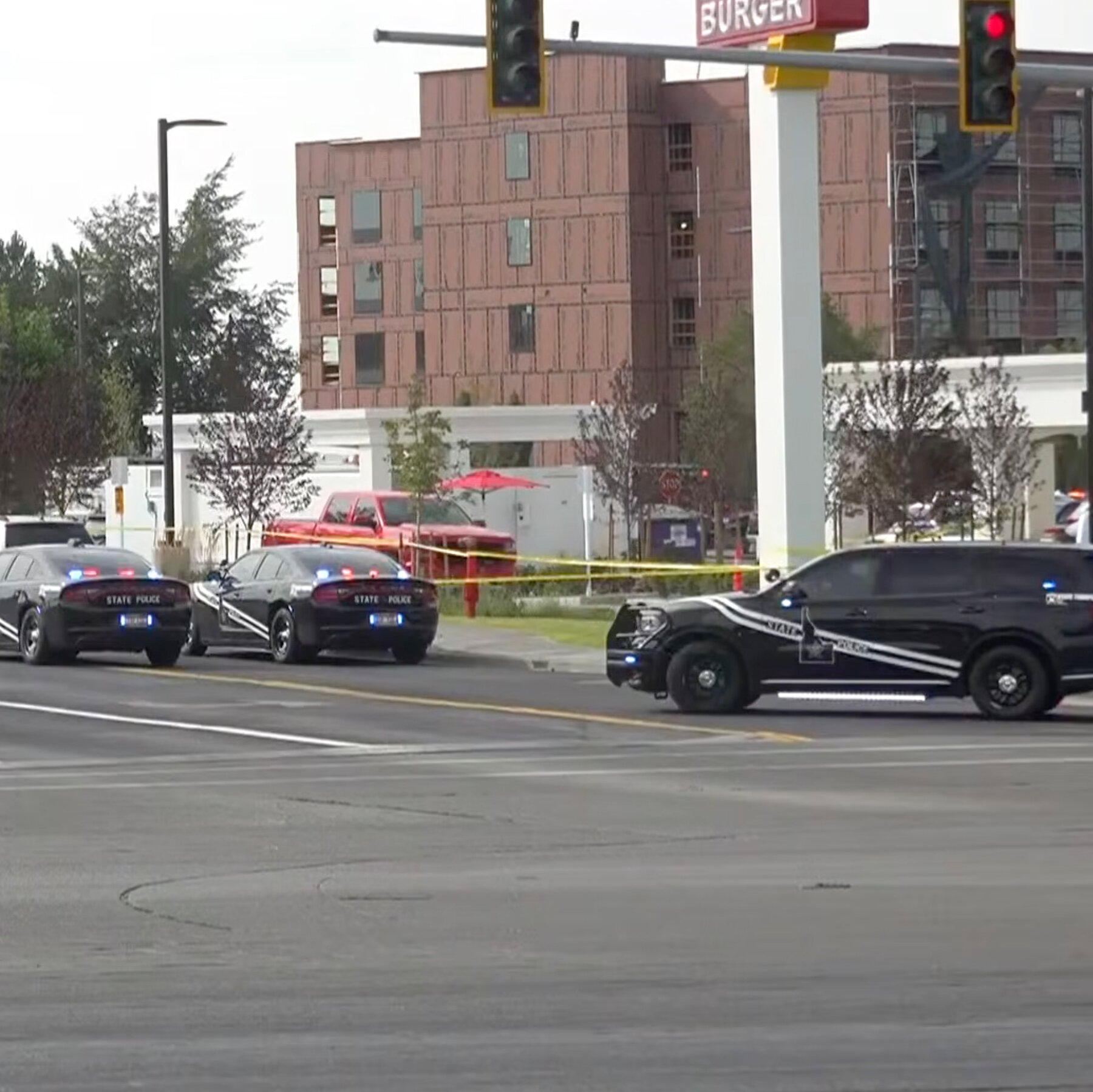 مقتل ثلاثة على الأقل وإصابة اثنين في حادث إطلاق نار في مطعم إن‑إن‑آوت برجر بولاية أيداهو، وفقًا لمسؤول