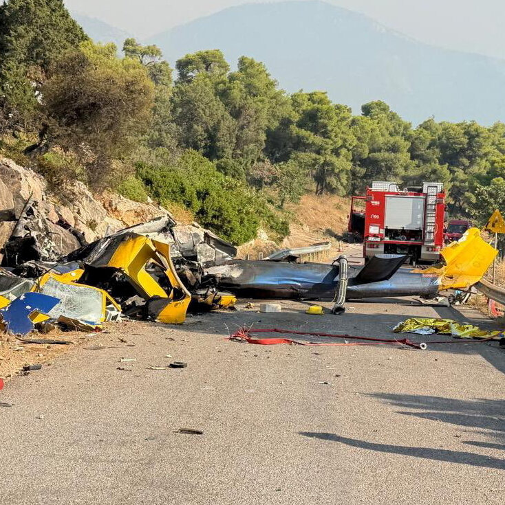 مقتل شخصين بعد اصطدام مروحيتين لمكافحة الحرائق في اليونان وسط حرائق غابات شديدة