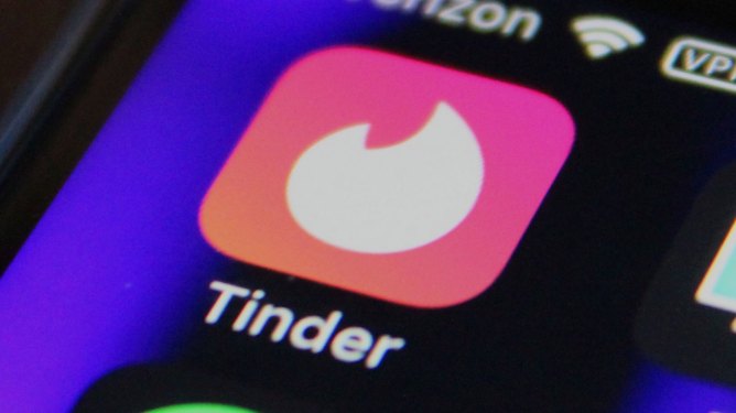 تطبيق Tinder يوسع فعالياته الواقعية إلى عشرات المدن الجديدة وسط تحول في تطبيقات المواعدة