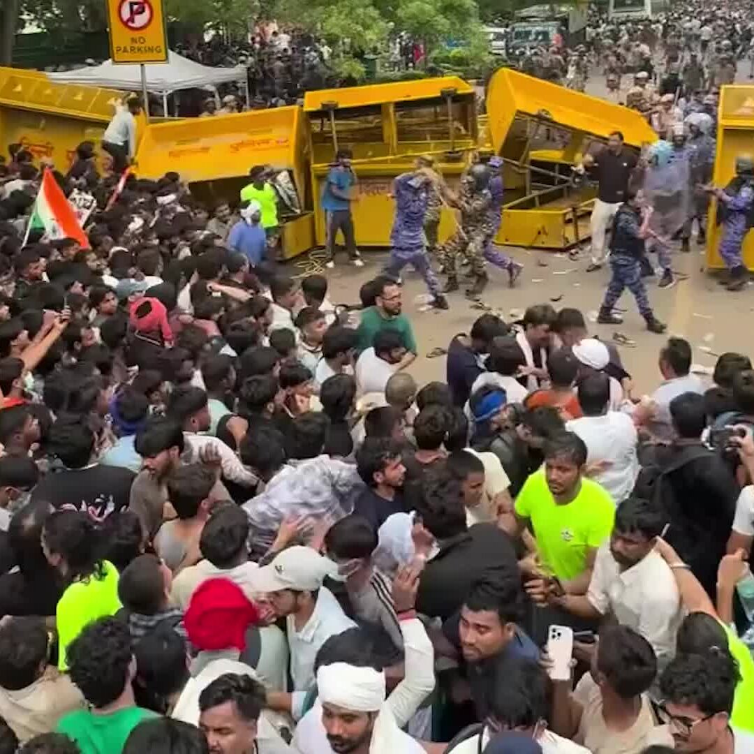 قمع الشرطة لمسيرة الشباب في نيودلهي يثير الغضب