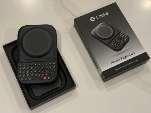 لوحة مفاتيح Clicks Power Keyboard تجلب تجربة كتابة على نمط BlackBerry لأي هاتف مع بعض التنازلات