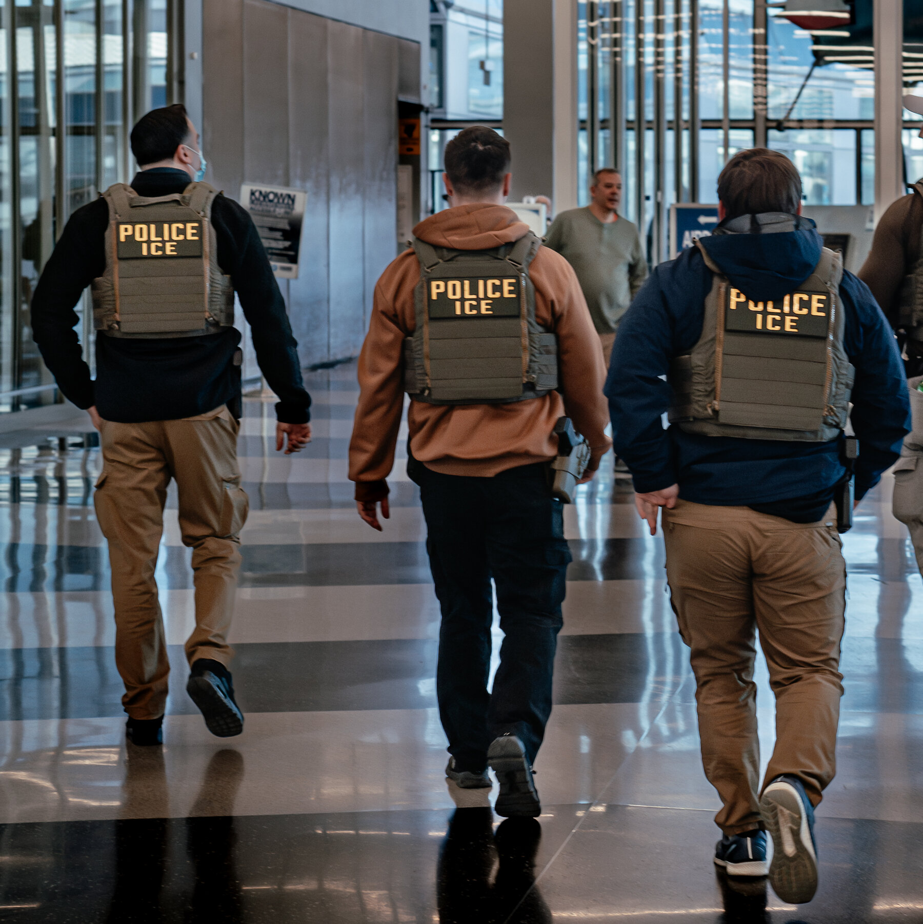 ICE plant, Beamte mit Handschuhen auszustatten, die elektrische Schocks abgeben können