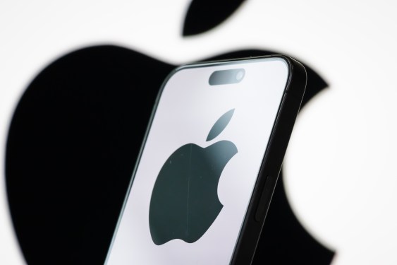 آبل في محادثات مع ناشرين لدمج الأخبار العاجلة في Siri