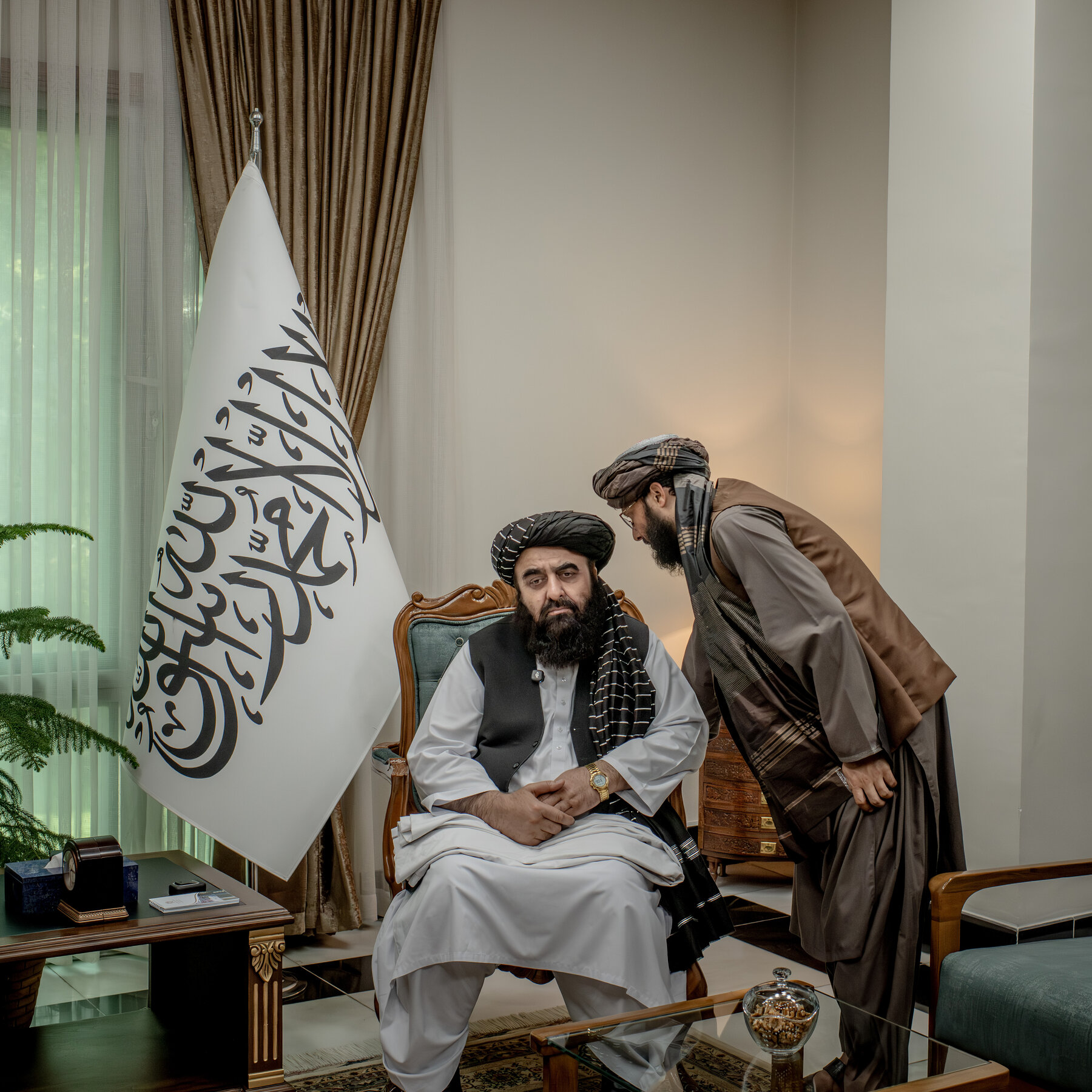 Talibanes solicitan reapertura de la embajada de EE. UU. e inversión años después de la salida estadounidense