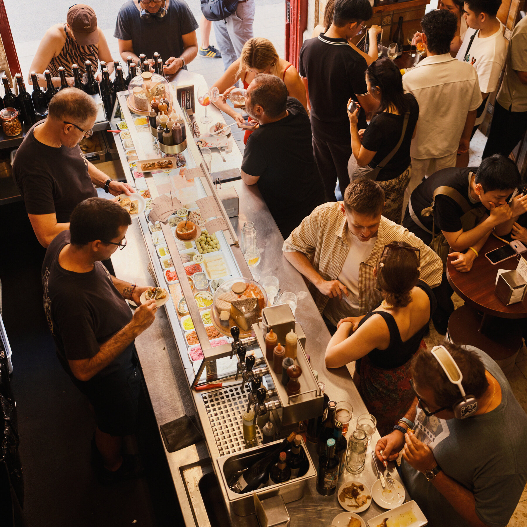 Descubriendo las bodegas tradicionales y la cultura del vermut en Barcelona