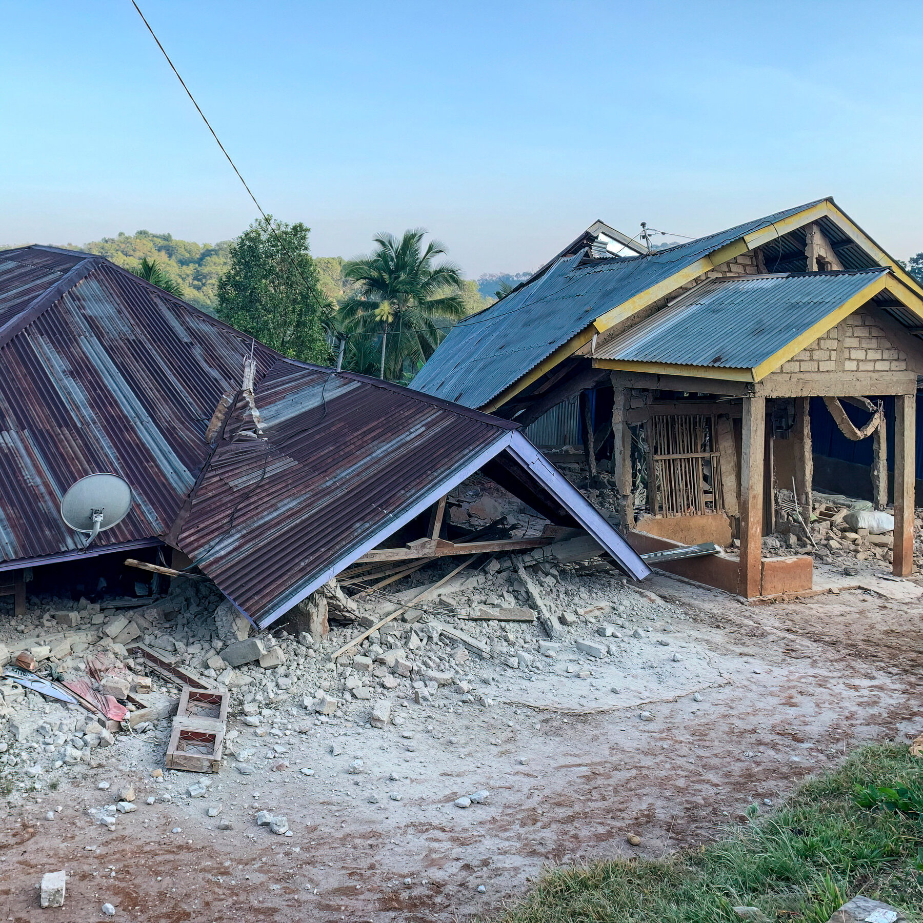 Al menos 20 fallecidos tras terremoto de magnitud 7,7 que sacude Indonesia