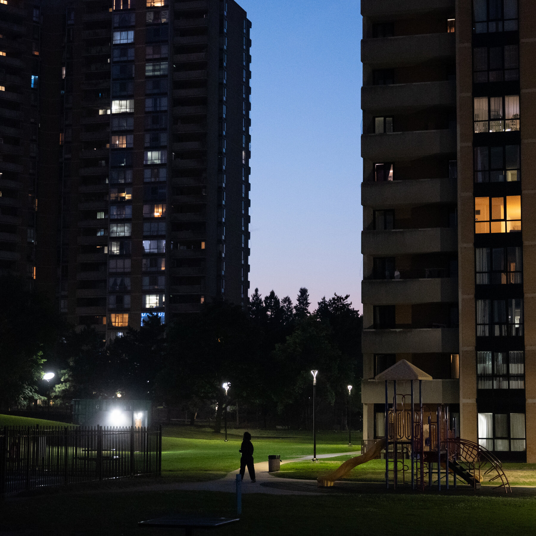 Schusswechsel im Konsulat Toronto deckt aufkommendes ‚Waffen‑für‑Auftrag‘‑Netzwerk auf