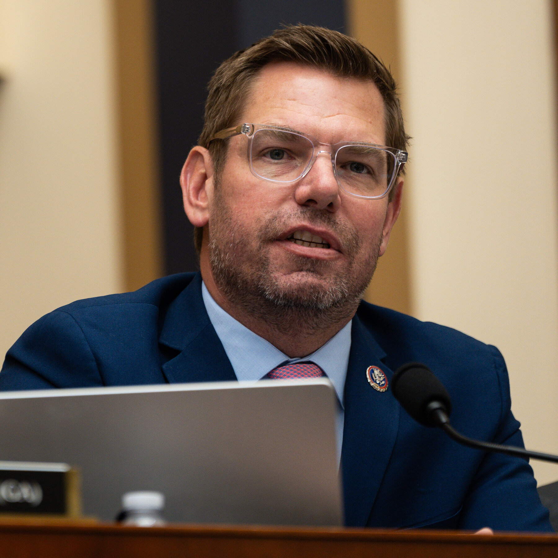 FBI-Agenten durchsuchen das Haus von Abgeordneten Eric Swalwell im Rahmen einer Bundesuntersuchung