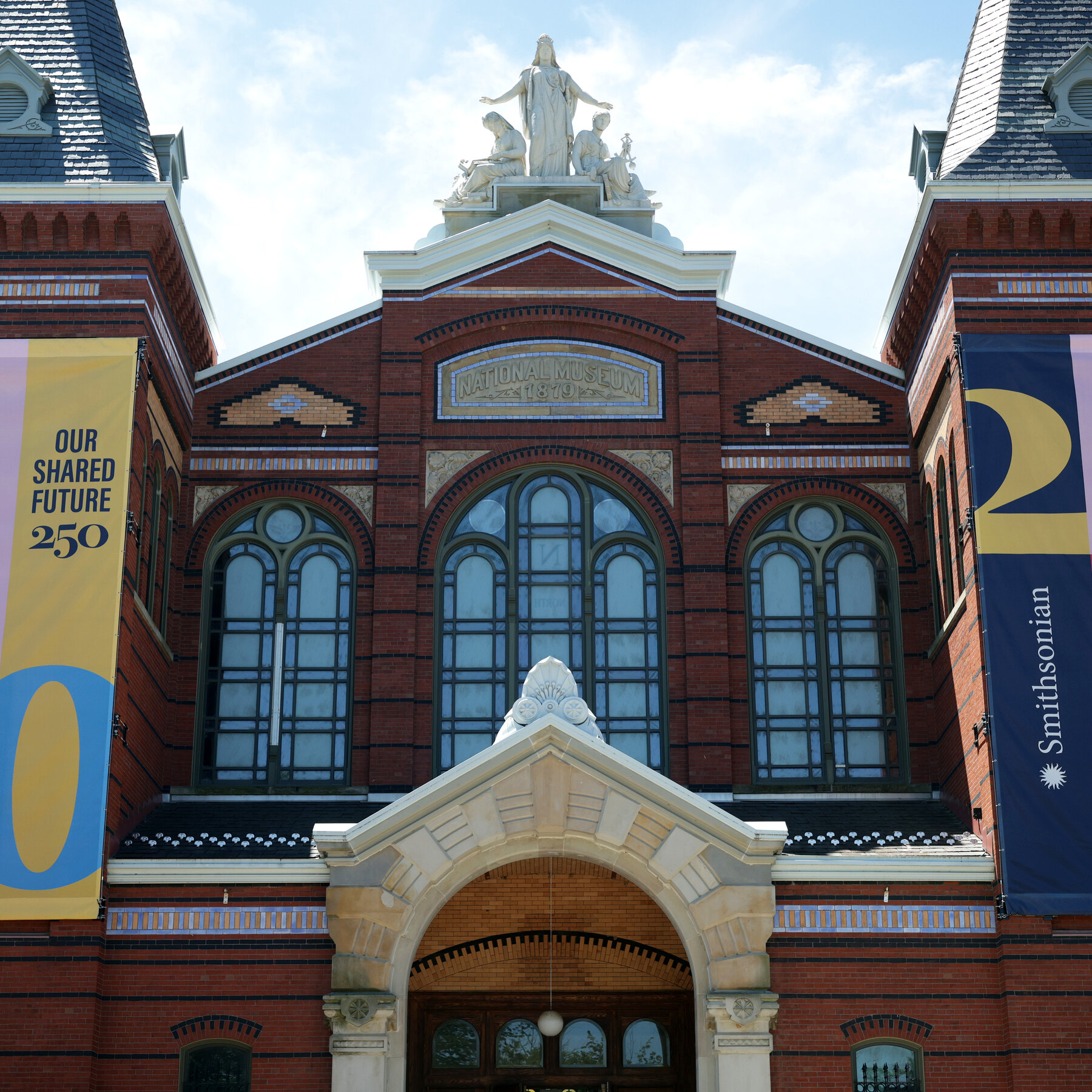 El Smithsonian Considera Usar Edificio Existente del Mall para su Museo Latino