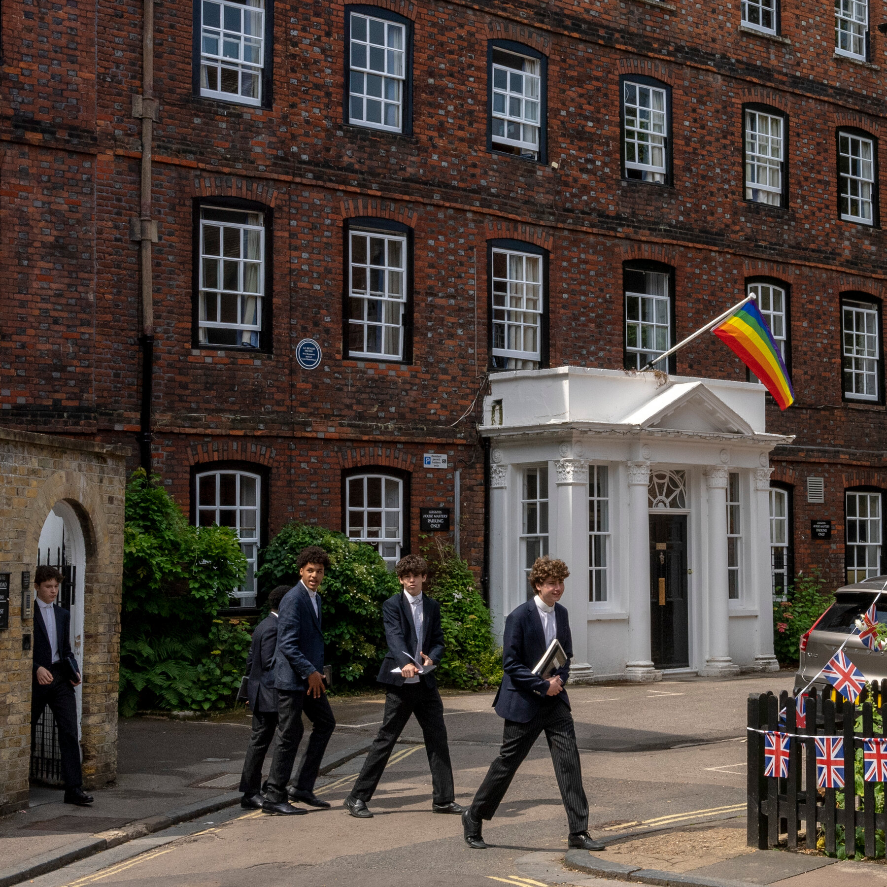 Was die Rückkehr von Prinz Harry und Meghan nach England für die Bildung ihrer Kinder bedeutet