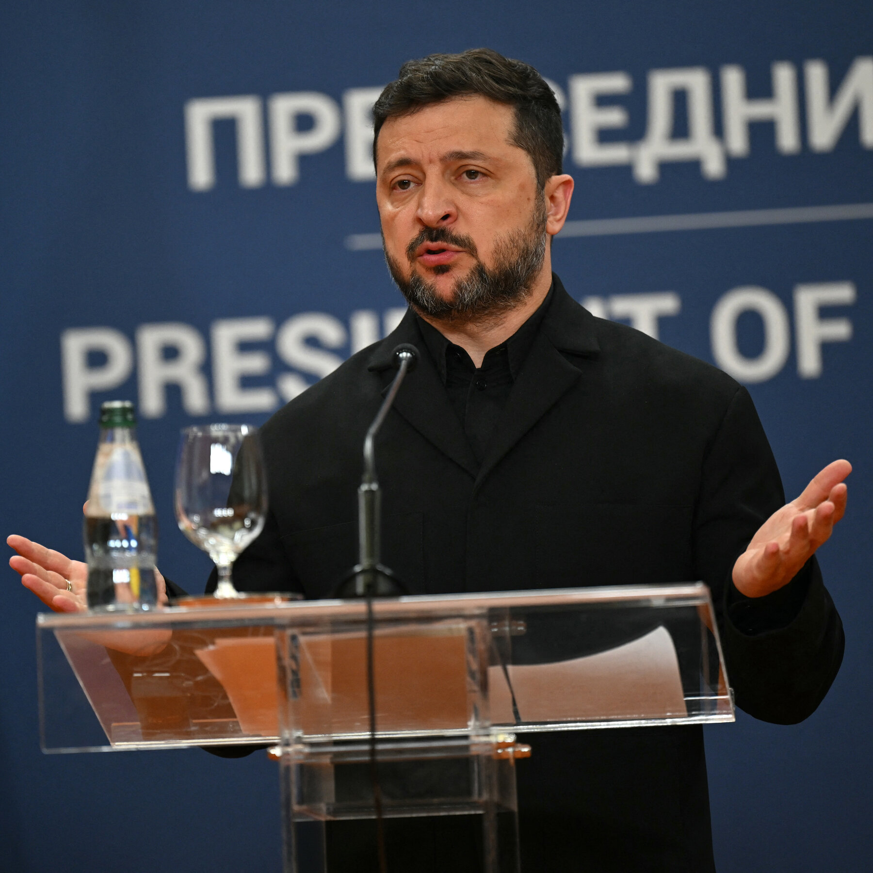Zelensky lehnt die Forderung ehemaliger Verteidigungsminister nach, während des Krieges zu wählen, ab