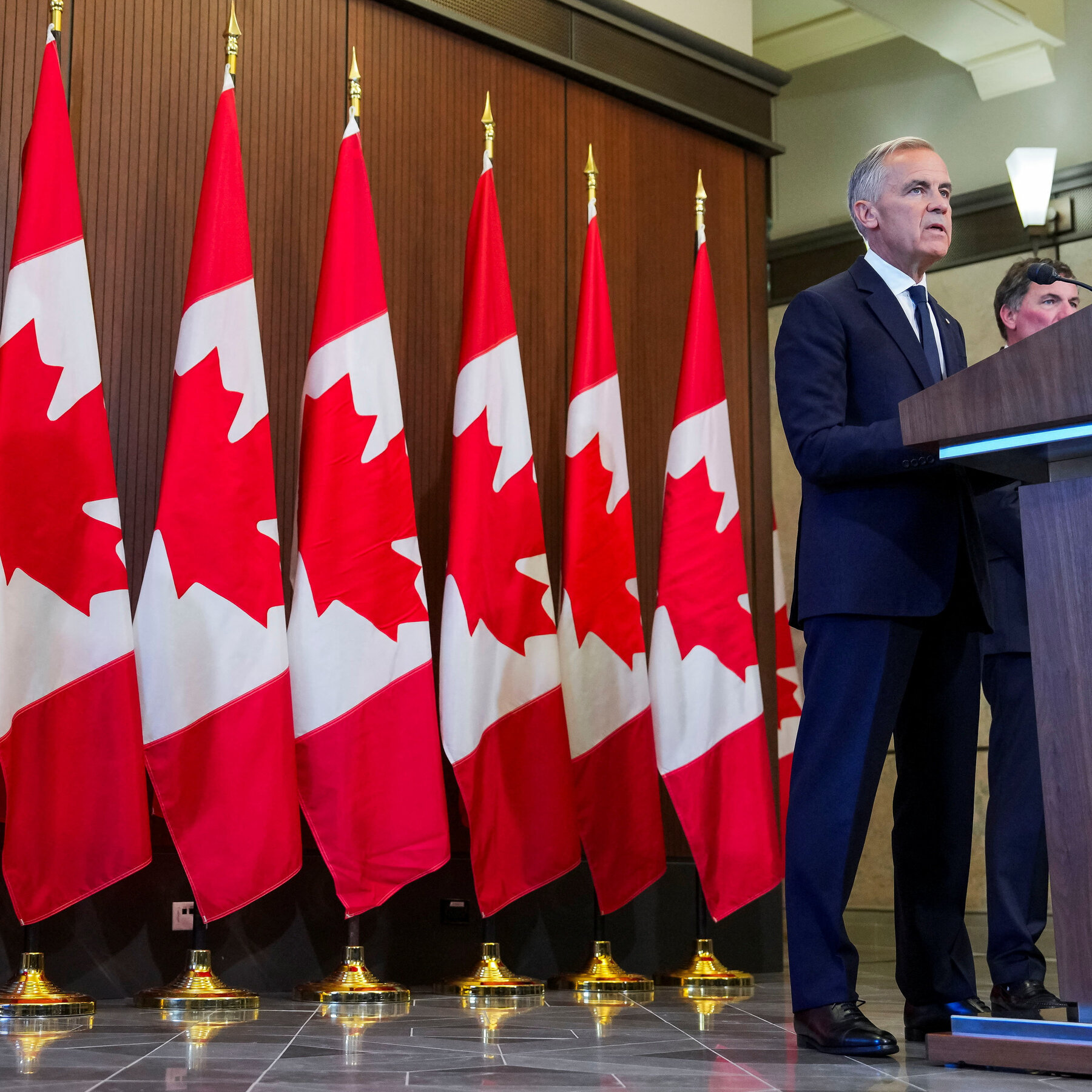Canadá suspende negociaciones comerciales y enfrenta aranceles del 50 % de Trump