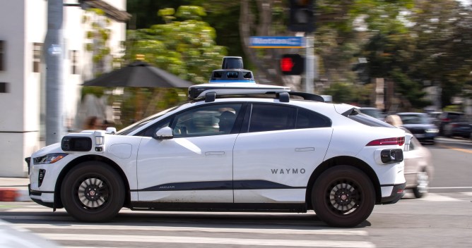 TechCrunch Mobility examina el costo humano oculto de los robotaxis