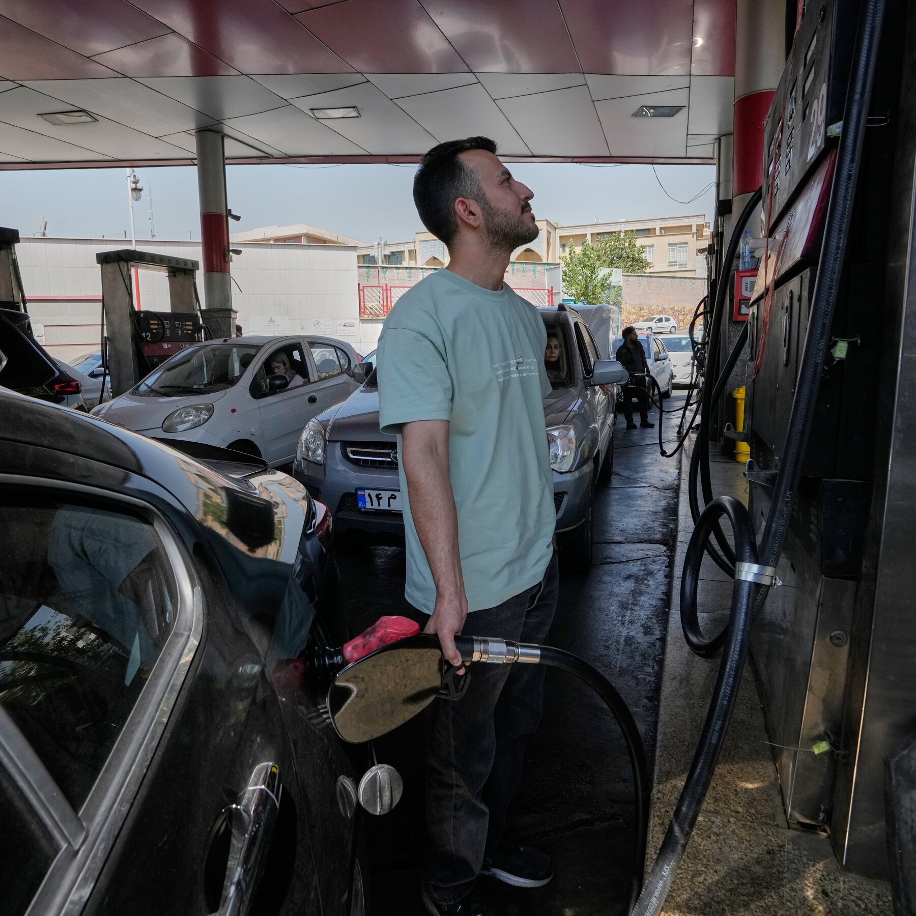 Lange Warteschlangen für Gas im Iran zeigen Krieg und US-Blockade, die die Versorgung einschränken