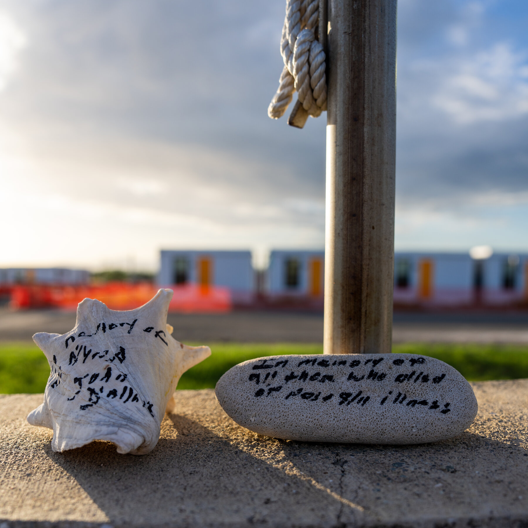 Familien hinterlassen Gedenksteine im Guantánamo Bay für die Opfer des 9/11